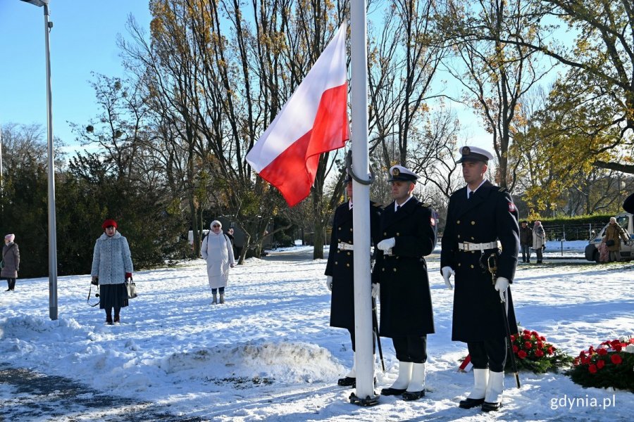 Wciągnięcie flagi narodowej na maszt podczas uroczystości z okazji 105. rocznicy utworzenia Marynarki Wojennej 