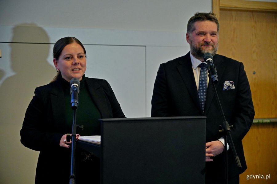 Prezydent Gdyni Aleksandra Kosiorek oraz Tadeusz Szemiot – przewodniczący Rady Miasta Gdyni i przewodniczący Komitetu Honorowego Obchodów 100-lecia Gdyni przemawiający podczas spotkania Komitetu Honorowego Obchodów 100-lecia Gdyni 