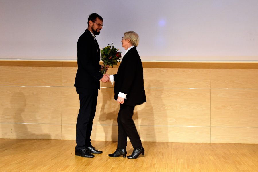 Ubiegłoroczny laureat i radny Gdyni Lechosław Dzierżak wręcza "Srebrnego Śledzia" Wandzie Gawrońskiej // fot. Magdalena Czernek