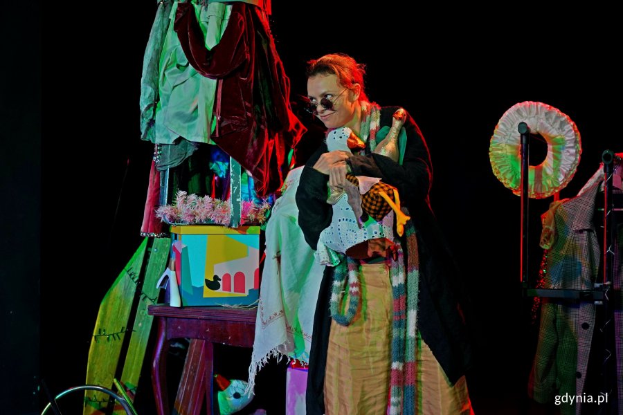 Agnieszka Skawińska podczas próby do spektaklu  „Złotopióra” w Teatrze Gdynia Główna 