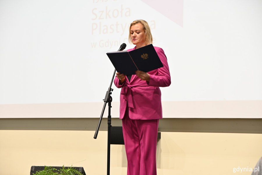Anna Olkowska-Jacyno, wicewojewoda pomorska przy mikrofonie