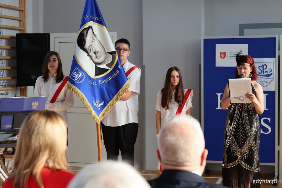 Ludzie podczas uroczystości jubileuszu 90-lecia SP 10 w Gdyni