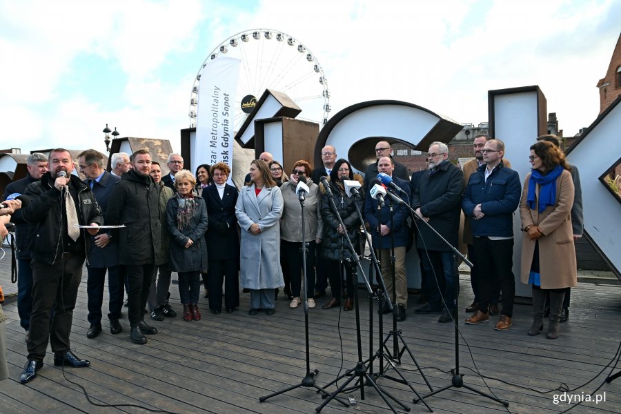 Parlamentarzyści i samorządowcy z Pomorza podczas briefingu na temat ustawy metropolitalnej
