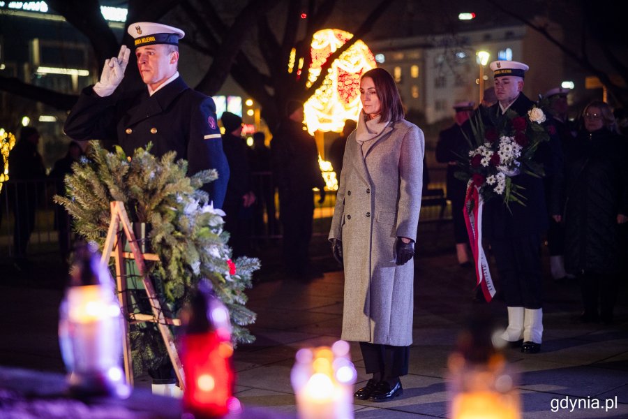 Kwiaty pod pomnikiem złożyła Beata Rutkiewicz, wojewoda pomorska (fot. Karol Stańczak)