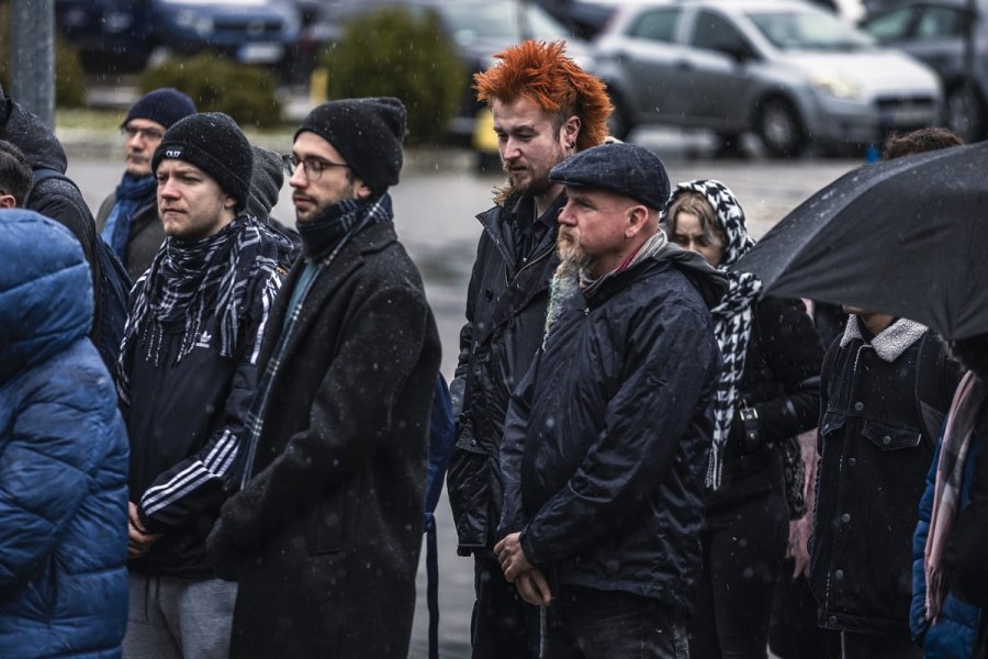Uczestnicy uroczystości ku czci ofiar strzelaniny na praskim uniwersytecie zgromadzeni na placu im. prof. Andrzeja Ceynowy na kampusie Uniwersytetu Gdańskiego