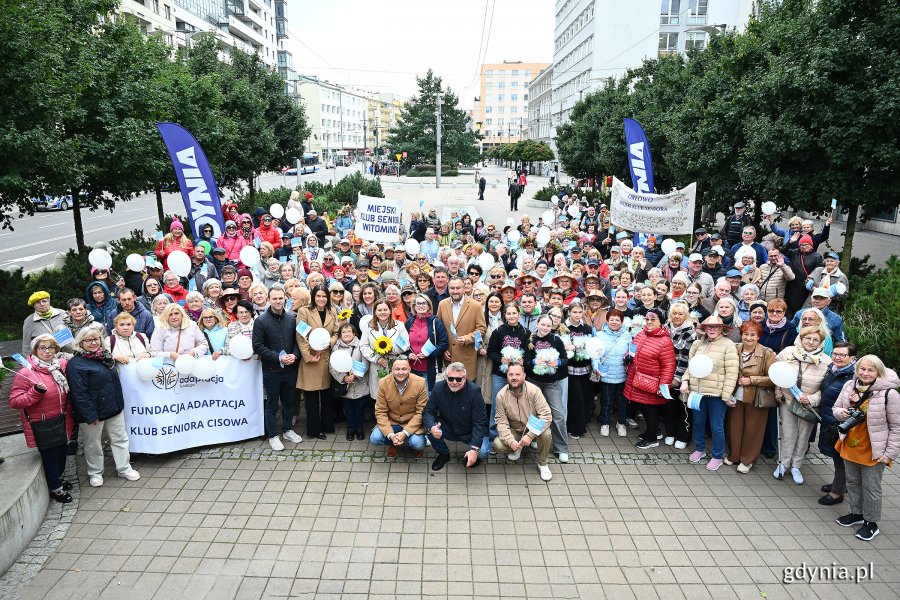 Zdjęcie pamiątkowe na placu Kaszubskim (fot. Michał Puszczewicz)