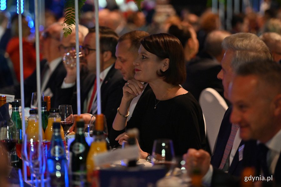 Przy stoliku siedzi wiceprezydent Gdyni Katarzyna Gruszecka-Spychała (trzecia z prawej) w towarzystwie innych gości
