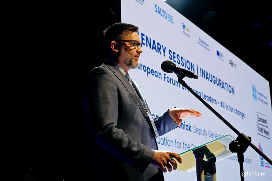 Tomasz Krześniak,- zastępca dyrektora generalnego Fundacji Rozwoju Systemu Edukacji przemawiający podczas ceremonii otwarcia Europejskiego Forum Młodych Lider&oacute;w