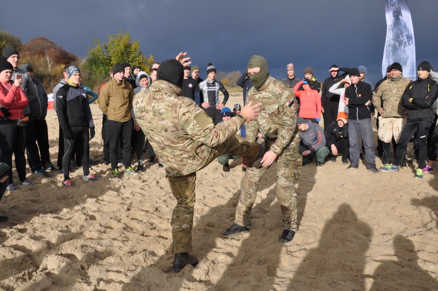 Trenowali na plaży w słusznej sprawie