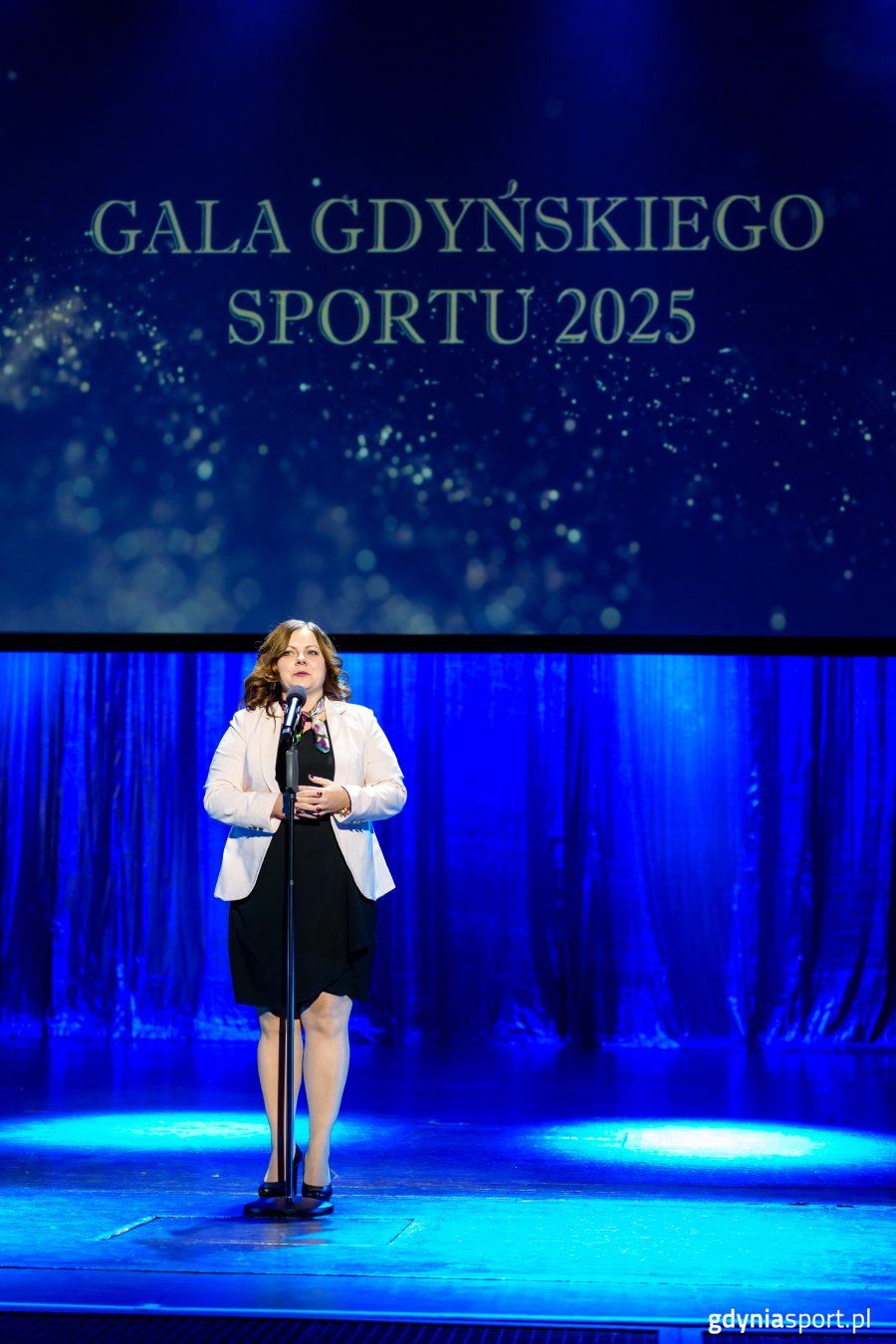 XXVII Gala Gdyńskiego Sportu w Teatrze Muzycznym w Gdyni. Na scenie prezydent Gdyni Aleksandra Kosiorek (fot. Gdyńskie Centrum Sportu)