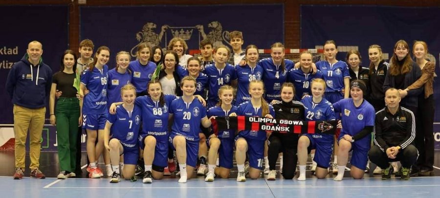 Dziewczęta z trenerem