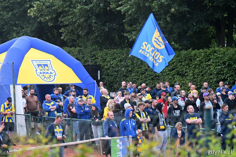 XII Spotkanie Międzypokoleniowe kibiców Arki Gdynia na słynnej „Górce” przy ulicy Ejsmonda - kibice uczestniczący w wydarzeniu (fot. Michał Puszczewicz)