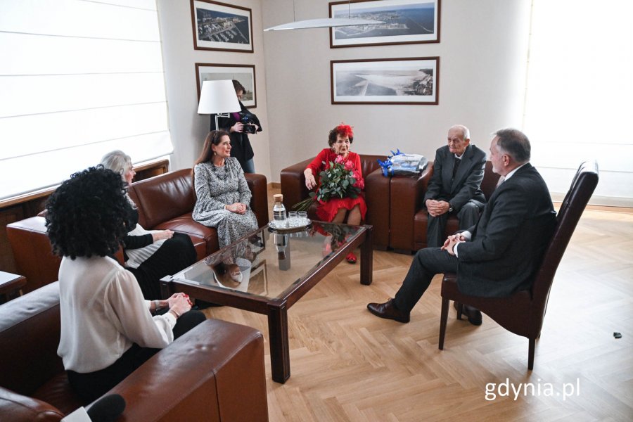 Janina i Józef Aleksander Kwiatkowscy z Gdyni obchodzili niedawno 68 rocznicę zawarcia małżeństwa. Z dostojnymi jubilatami spotkał się prezydent Gdyni, Wojciech Szczurek. Fot. Magdalena Czernek