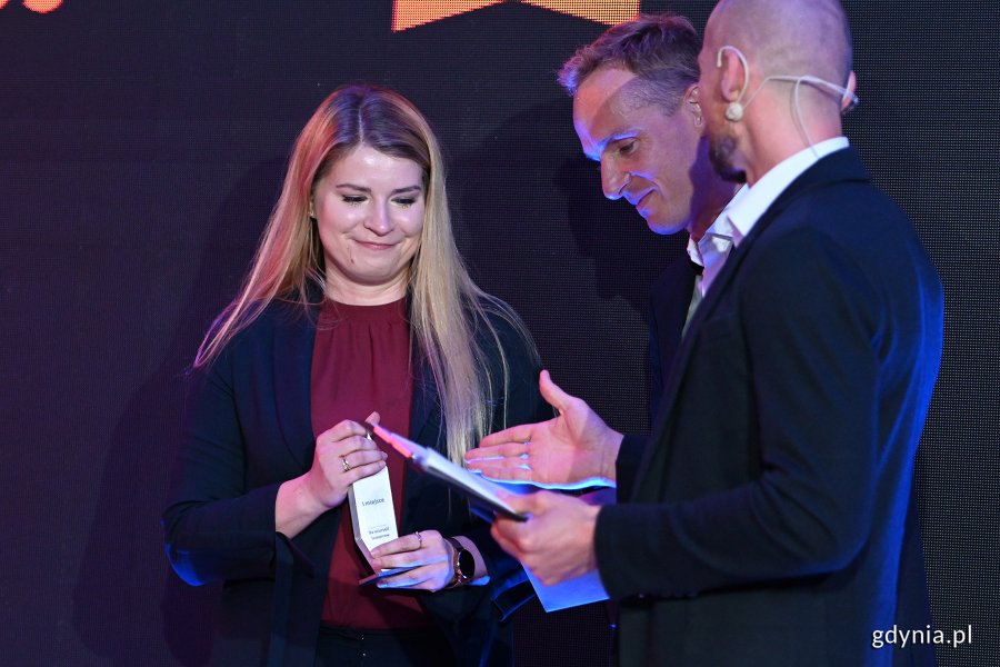 Od lewej: Paulina Święcicka z firmy Roche, laureatka konkursu, Radosław Buszan - członek jury oraz Krzysztof Kozakiewicz - CEO w fundacji Let’s Manager IT i członek konkursowego jury // fot. Michał Puszczewicz