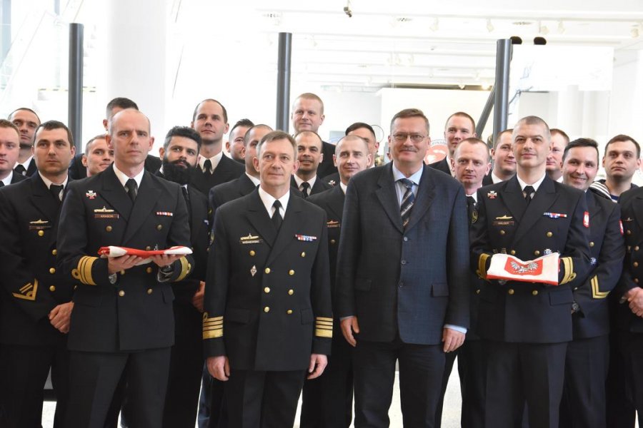 Przekazanie bandery z ORP „Kondor” Muzeum Marynarki Wojennej // fot. Lechosław Dzierżak