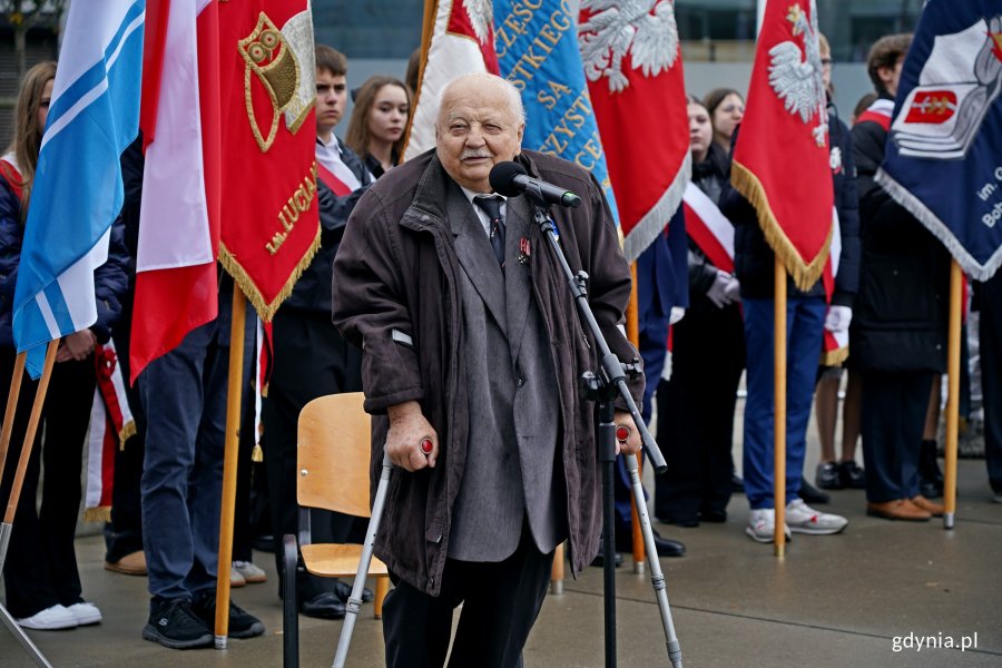Henryk Ganowiak, jeden z gdynian wysiedlonych, przemawiający podczas uroczystości upamiętniających 86. rocznicę pierwszych wysiedleń gdynian 