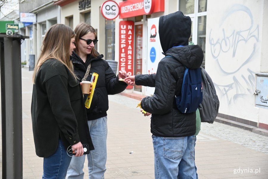 Młodzież na ulicach miasta rozdająca żonkile pamięci