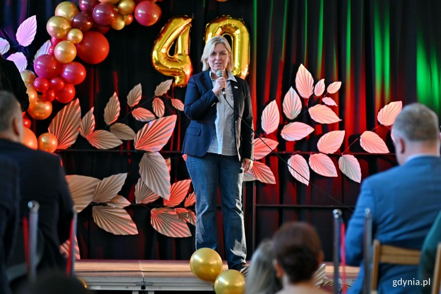Beata Zastawna &ndash; przewodnicząca Rady Miasta Gdyni przemawiająca podczas uroczystości z okazji jubileuszu 40-lecia Szkoły Podstawowej nr 49 dla Dzieci Niedosłyszących