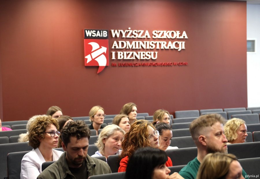 Uczestnicy wydarzenia na auli WSAiB