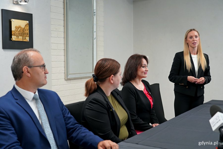 Od prawej: Małgorzata Polan &ndash; dyrektor Wydziału Projekt&oacute;w Inwestycyjnych Urzędu Miejskiego w Gdańsku, Mariola Zmudzińska &ndash; burmistrz gminy Żukowo, prezydent Gdyni Aleksandra Kosiorek i wicewojewoda pomorski Emil Rojek podczas podpisania umowy ws. finansowania i budowy łącznicy Obwodnicy Metropolii Tr&oacute;jmiejskiej