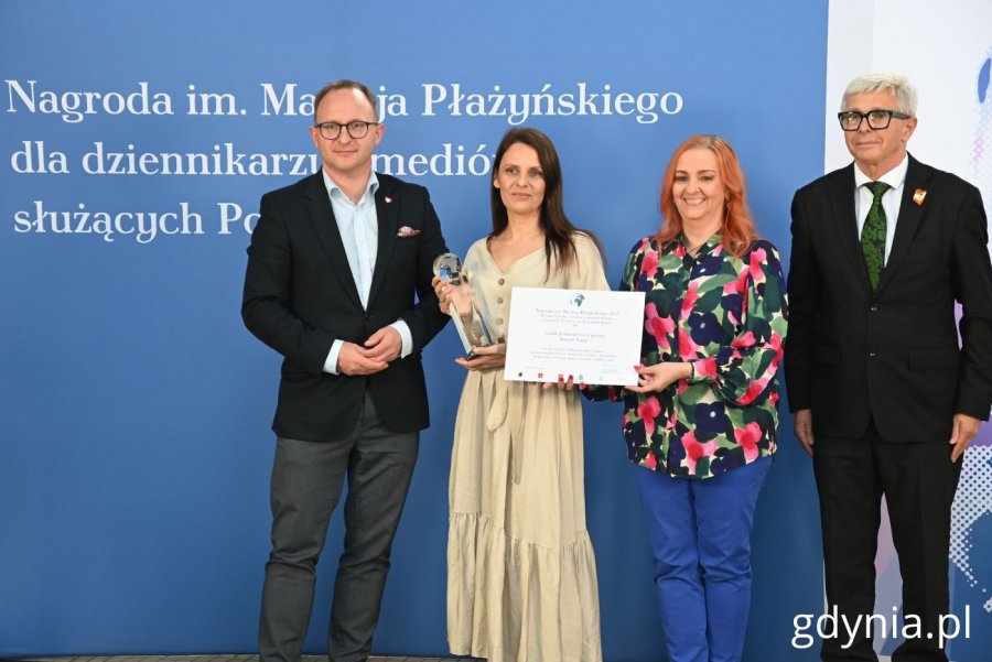Na zdjęciu (od lewej) m.in.: wicemarszałek województwa pomorskiego Marcin Skwierawski, laureatka Katarzyna Karp (fot Magdalena Starnawska)