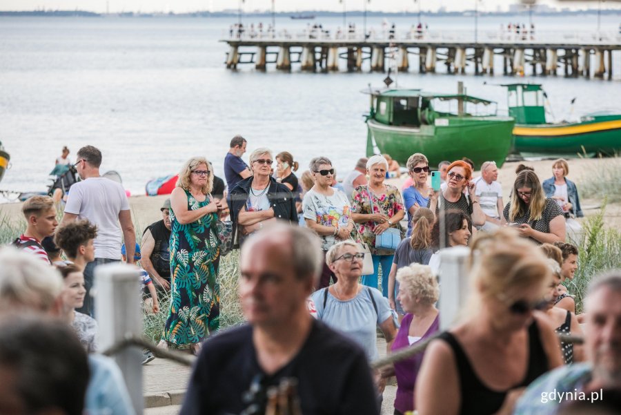 Widzowie koncertu przebojów Czerwonych Gitar, który towarzyszył otwarciu nowej sceny przy plaży w Orłowie // fot. Karol Stańczak