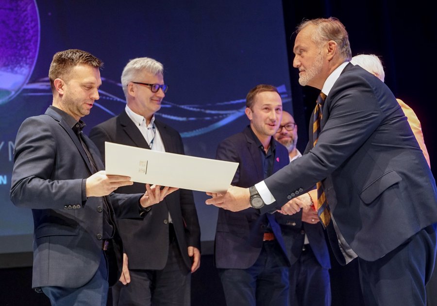 Prezydent Wojciech Szczurek wręcza nagrodę Czas Gdyni w kategorii architektura  architektom z APA Wojciechowski / fot. Mirosław Pieślak