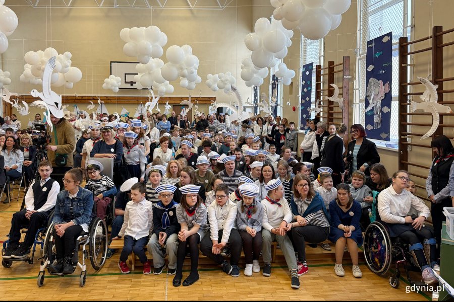 Uroczyste obchody 100-lecia Gdyni połączone z gościnnym występem ch&oacute;ru &bdquo;Zawisza Czarny&rdquo; w ZSS nr 17 w Gdyni (fot. Katarzyna Belcerzak)