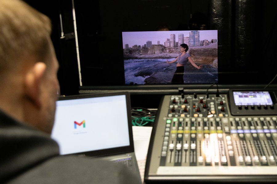 Sala i ekran kinowy z perspektywy projektorni Gdyńskiego Centrum Filmowego