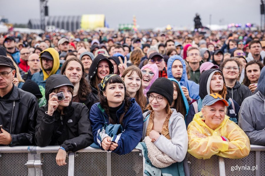 Uczestnicy festiwalu pod sceną gł&oacute;wną podczas jednego z koncert&oacute;w 