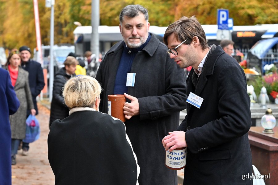 Radny Gdyni Marek Dudziński oraz Artur Dziambor podczas kwesty na Cmentarzu Witomińskim 