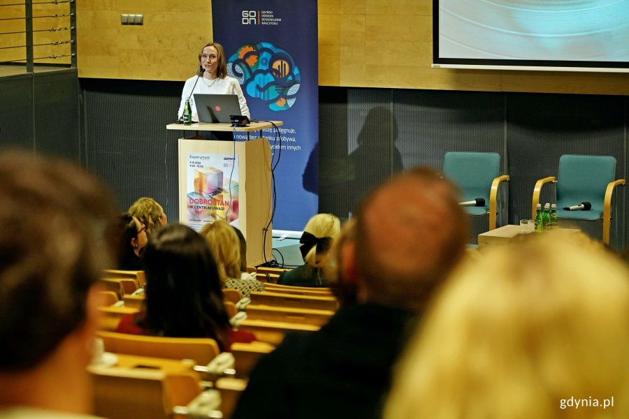 Dr Malwina Puchalska-Kamińska – psycholożka z Uniwersytetu SWPS wygłaszająca wystąpienie inauguracyjne podczas otwarcia konferencji „Dobrostan w centrum uwagi”