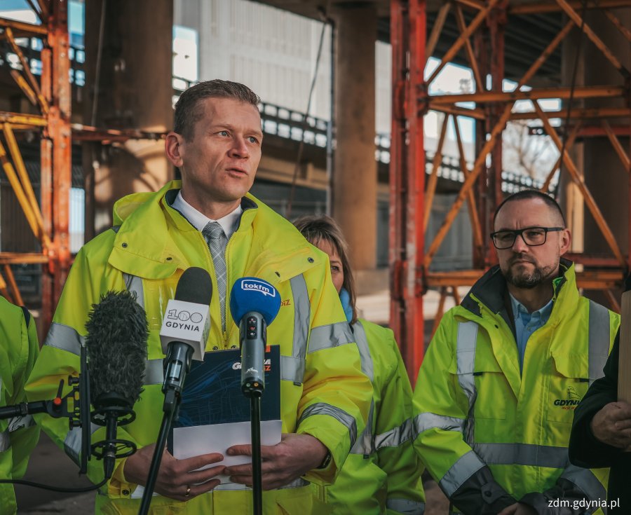 Michał Felon, dyrektor Zarządu Dr&oacute;g Miejskich w Gdyni (przy mikrofonie) i Rafał Studziński, zastępca naczelnika Wydziału Inwestycji Urzędu Miasta Gdyni, podczas konferencji prasowej na temat remontu Estakady Kwiatkowskiego (fot. Marcin Mielewski  / ZDM)