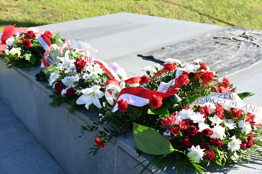 Wiązanki kwiat&oacute;w na Cmentarzu Marynarki Wojennej 