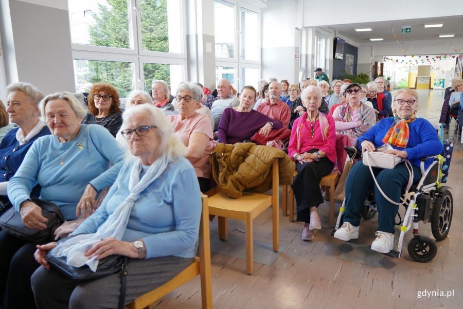 Seniorzy podczas uroczystego otwarcia Klubu Seniora na Pog&oacute;rzu (fot. Magdalena Starnawska)