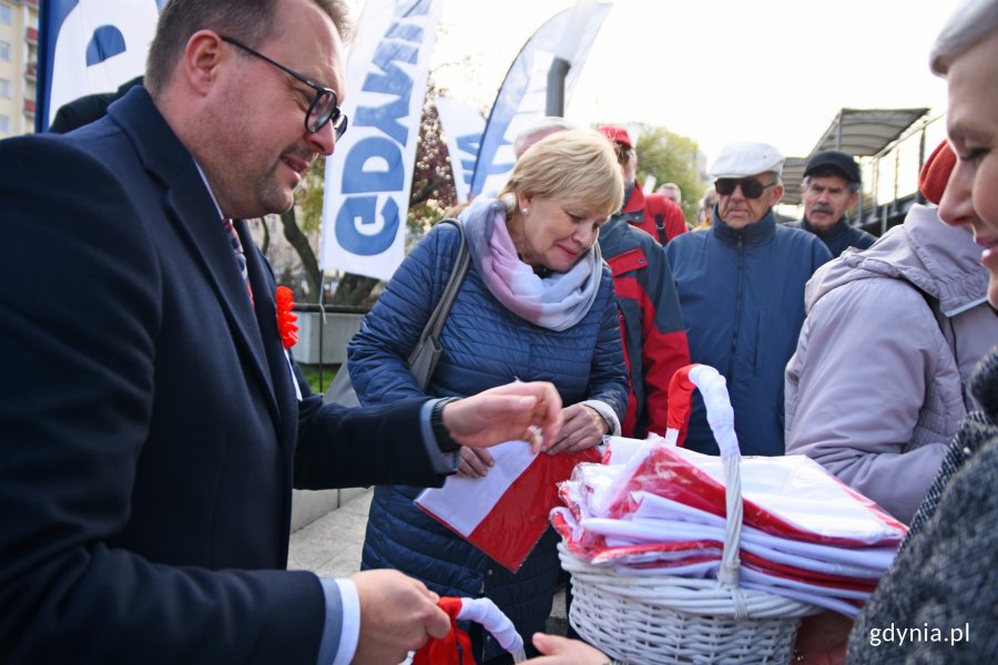 Flagi mieszkańcom Gdyni rozdawał wiceprezydent Marek Łucyk // fot. Paweł Kukla