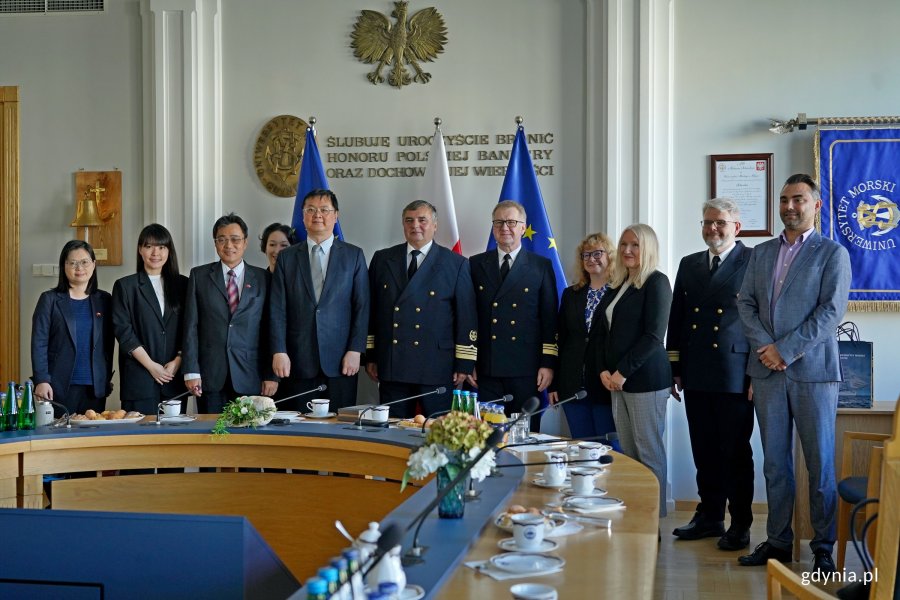 Wspólne zdjęcie delegacji z Tajwanu oraz przedstawicieli uczelni i miasta, którzy uczestniczyli w spotkaniu na Uniwersytecie Morskim