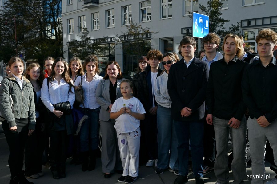 Prezydent Gdyni Aleksandra Kosiorek z uczniami gdyńskich szk&oacute;ł po uroczystości z okazji 87. rocznicy pierwszych wysiedleń Gdynian 