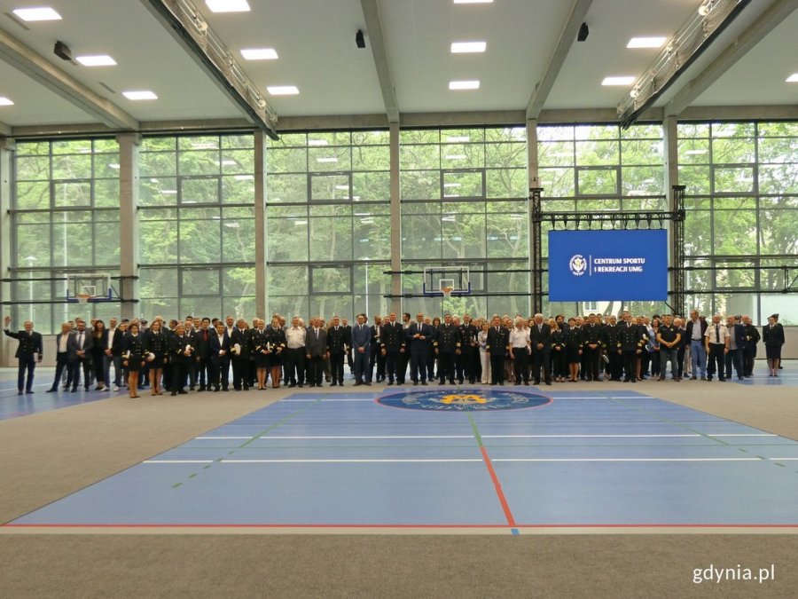 Wspólne zdjęcie uczestników otwarcia Centrum Sportu i Rekreacji Uniwersytetu Morskiego