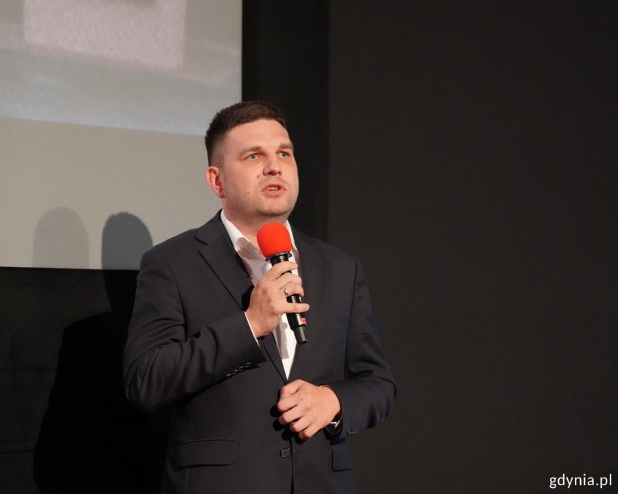 Wiceprezydent Gdyni Maciej Zielonka z mikrofonem podczas otwarcia archi prelekcji w GCF-ie