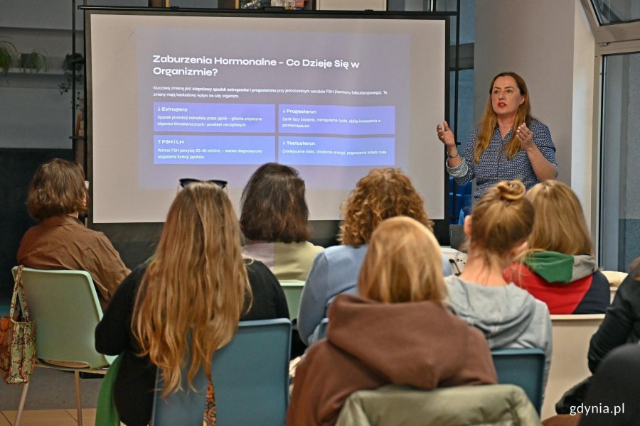 Małgorzata Sowińska &ndash; ginekolog i członkini Gdyńskiej Rady Kobiet podczas spotkania &bdquo;Twoje ciało w nowym rytmie. O perimenopauzie i menopauzie&rdquo; w ramach cyklu &bdquo;Marzec Kobiet: Port Dobrostan&rdquo;