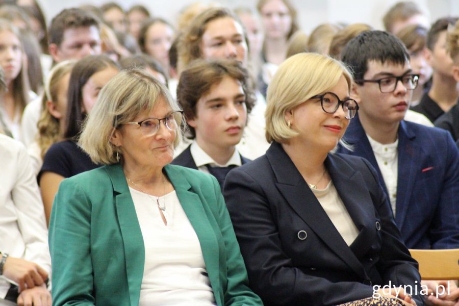 Na zdj. (od lewej): Elżbieta Zaremba, dyrektor II LO oraz Oktawia Gorzeńska, wiceprezydentka Gdyni