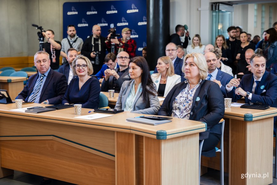 W pierwszym rzędzie (od lewej): Arkadiusz Dzierżyński, Agnieszka Tokarska, Emilia Rogała i Beata Zastawna. W drugim rzędzie (od lewej): Łukasz Strzałkowski, Bartłomiej Austen, Anna Salomon, Ireneusz Trojanowicz i Dawid Biernacik. W trzecim rzędzie (od lewej): Marek Dudziński i Paweł Stolarczyk 