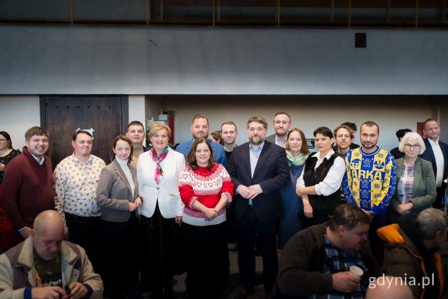 Gdyńscy samorządowcy podczas tradycyjnej miejskiej wigilii (od lewej): radny miasta Dominik Aziewicz, radny dzielnicy Witomino Maciej Wojnicki, radne Larysa Kramin i Teresa Bysewska, wiceprezydent Maciej Zielonka, prezydent Gdyni Aleksandra Kosiorek, radni miasta Łukasz Strzałkowski i Norbert Anisowicz, przewodniczący Rady Miasta Gdyni Tadeusz Szemiot, wiceprezydent Gdyni Tomasz Augustyniak, radni miasta Łukasz Piesiewicz, Marcus da Silva i Joanna Zielińska