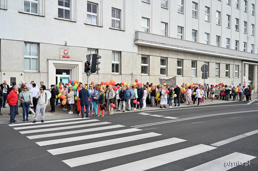 Uczestnicy przemarszu w ramach V Pomorskiego Dnia Seniora zgromadzeni przed Urzędem Miasta Gdyni