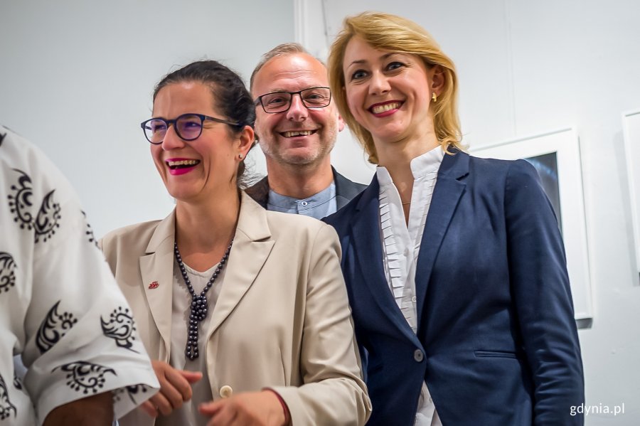 5 września w Ratuszu Staromiejskim w Gdańsku odbył się wernisaż wystawy oraz uroczystość wręczenia nagród XXIII Pomorskiego Konkursu Fotografii Prasowej Gdańsk Press Photo 2019 im. Zbigniewa Kosycarza. Na zdjęciu Aleksandra Dulkiewicz, prezydent Gdańska, Michał Guć, wiceprezydent Gdyni oraz Agnieszki Kapała-Sokalska, członek Zarządu Województwa Pomorskiego  // fot. Dawid Linkowski