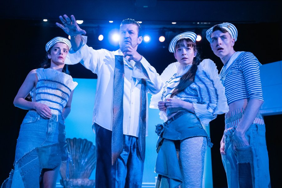 Zdjęcie z pr&oacute;by spektaklu &bdquo;Gdynia. Fordewind&rdquo;. Scena Zbiorowa