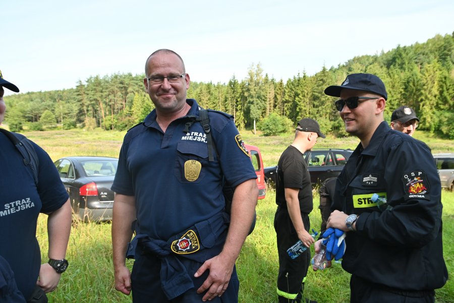 ludzie chodzą po lesie