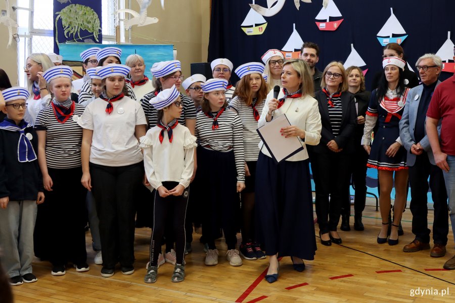 Uroczyste obchody 100-lecia Gdyni połączone z gościnnym występem ch&oacute;ru &bdquo;Zawisza Czarny&rdquo; w ZSS nr 17 w Gdyni (fot. Katarzyna Balcerzak)