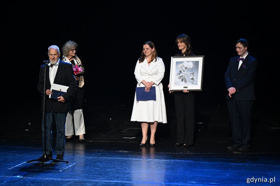 Medalem Prezydenta Miasta Gdyni uhonorowano ks. Jana Kaczkowskiego. Wyróżnienie z rąk prezydent Gdyni Aleksandry Kosiorek odebrali rodzice duchownego (fot. Michał Puszczewicz)